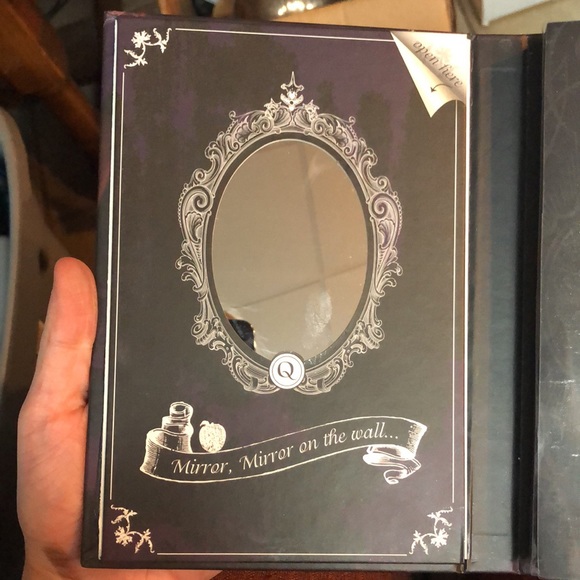 Disney’s Evil Queen Devious Dramatic Eyes Book - Picture 2 of 5